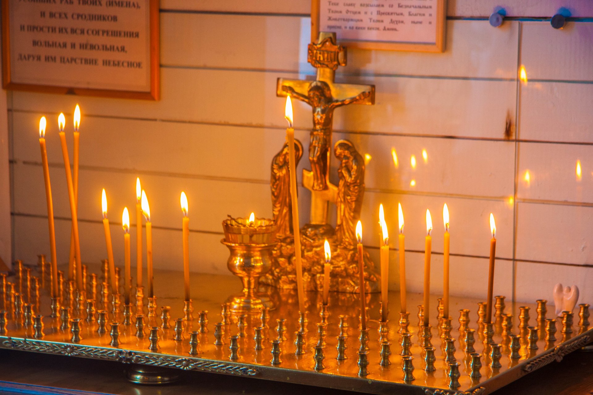 Канун — это стальной или мраморный столик для свечей, где молятся за мертвых