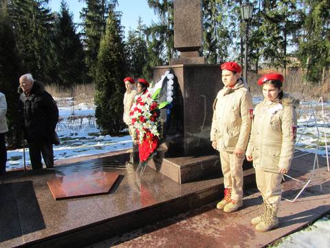 Возложение нашего венка к братской могиле Возложение нашего венка к братской могиле