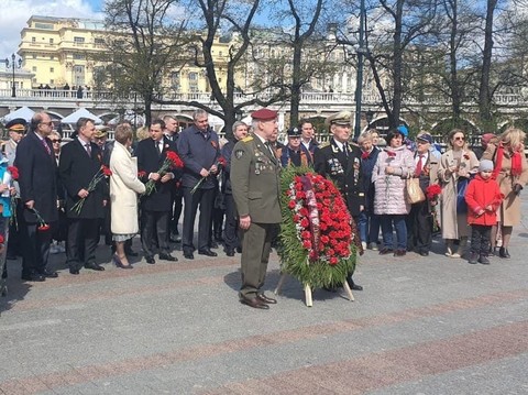 Возложение венков в составе делегации Архангельской области и губернатора региона. Возложение венков в составе делегации Архангельской области и губернатора региона.