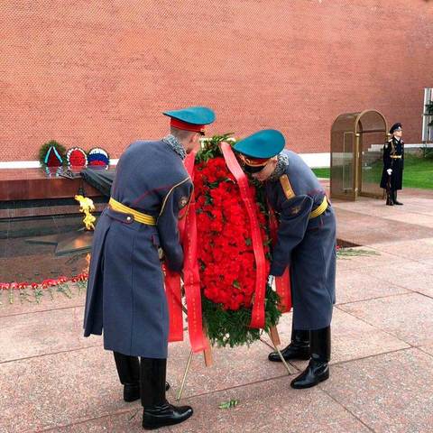 Возложение нашего венка к могиле неизвестного солдата Возложение нашего венка к могиле неизвестного солдата