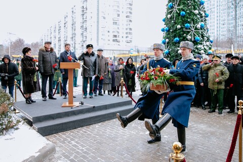 Возложение цветов на церемонии открытия мемориальной доски участнику ВОВ основателю Московского Дома ветеранов генерал-лейтенанту авиации Вячеславу Григорьевича Михайлову