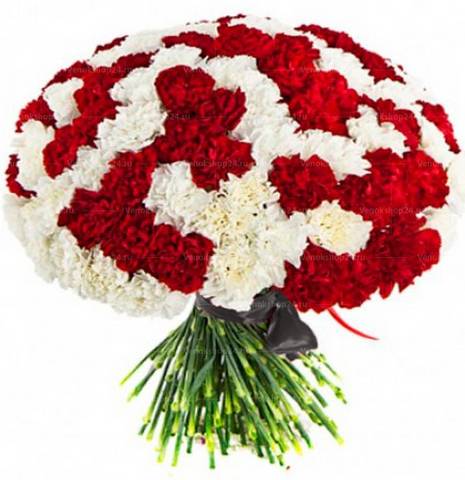 Букет из живых красных и белых гвоздик