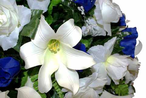 Венок из искусственных цветов розы, гвоздики, лилии