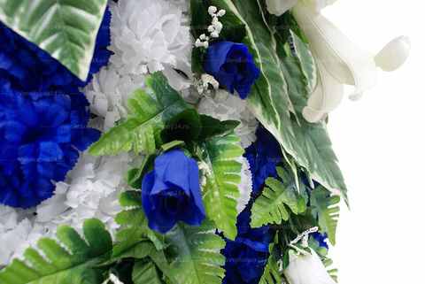 Венок из искусственных цветов розы, гвоздики, лилии