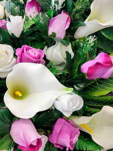 Венок из искусственных цветов розы, гвоздики, гладиолусы, каллы