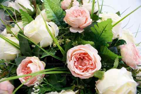 Венок из искусственных цветов розы, папоротник, салал