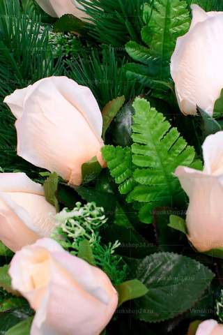 Венок из искусственных белых роз