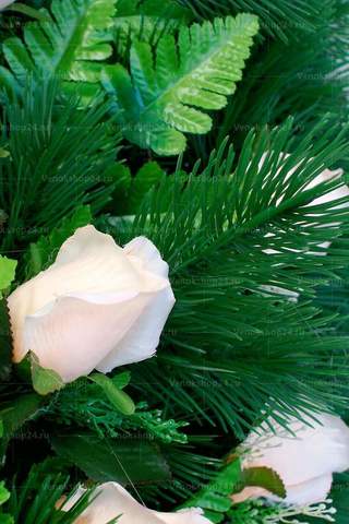 Венок из искусственных белых роз