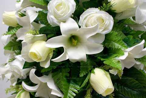 Венок из искусственных цветов гвоздики, розы, лилии, ромашки, папоротник