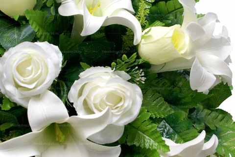 Венок из искусственных цветов гвоздики, розы, лилии, ромашки, папоротник