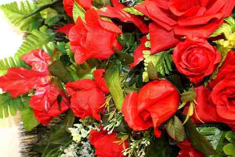 Венок из искусственных цветов розы, акации