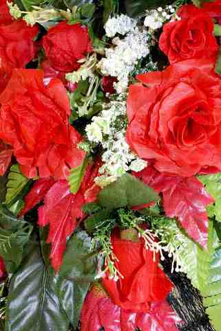 Венок из искусственных цветов розы, акации