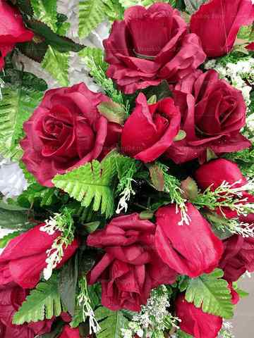 Венок из искусственных цветов розы, акация, ромашки