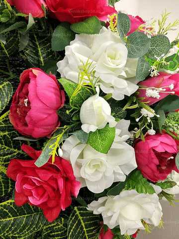 Венок из искусственных цветов розы и тюльпаны