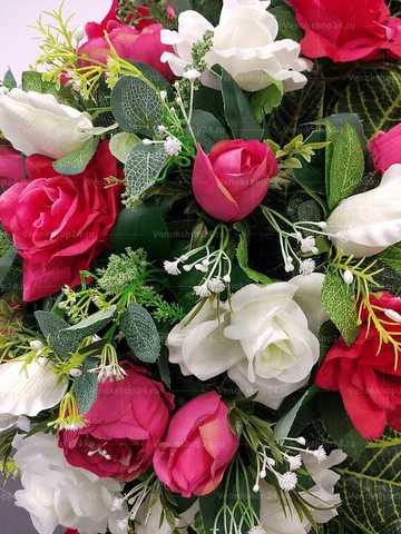 Венок из искусственных цветов розы и тюльпаны