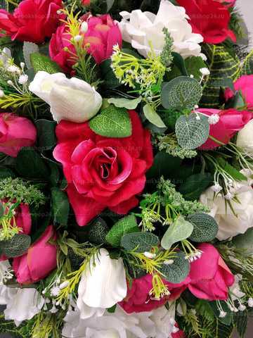 Венок из искусственных цветов розы и тюльпаны