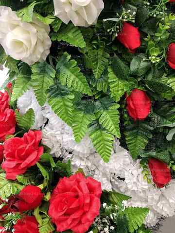 Венок из искусственных цветов гвоздики, розы, лилии