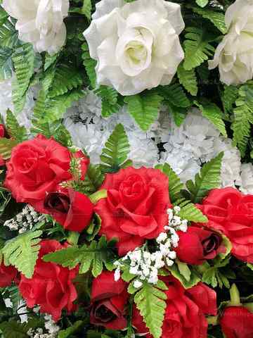 Венок из искусственных цветов гвоздики, розы, лилии