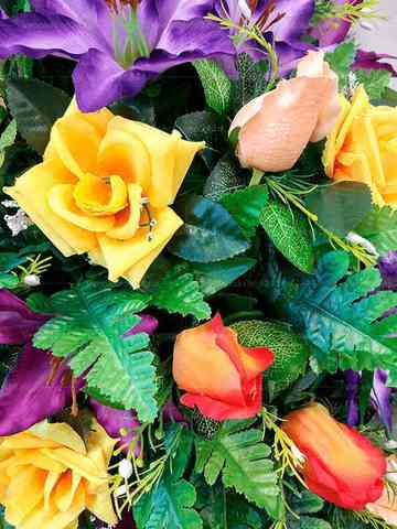 Венок из искусственных цветов розы, лилии, гвоздики