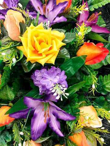 Венок из искусственных цветов розы, лилии, гвоздики