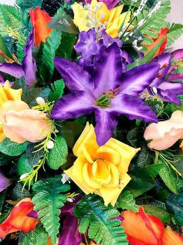 Венок из искусственных цветов розы, лилии, гвоздики