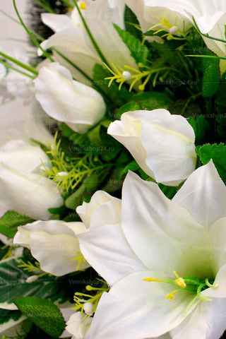 Корзина из искусственных цветов розы, лилии