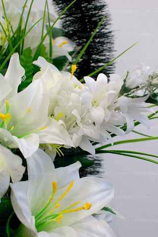 Корзина из искусственных цветов розы, лилии