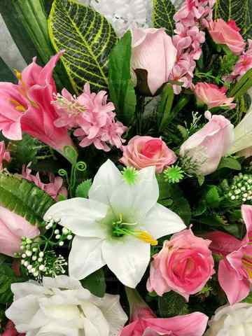 Венок из искусственных цветов лилии, тюльпаны, розы