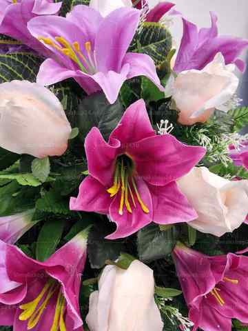 Венок из искусственных цветов гвоздики, розы, лилии