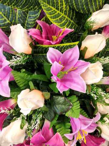 Венок из искусственных цветов гвоздики, розы, лилии