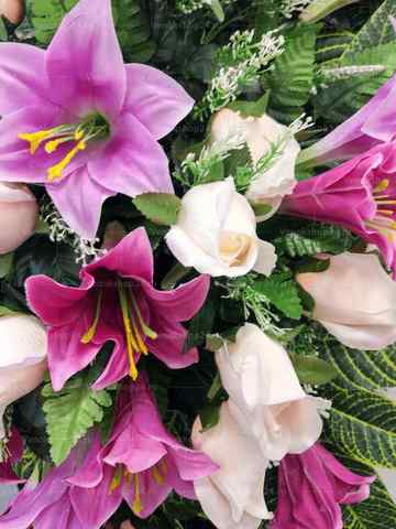 Венок из искусственных цветов гвоздики, розы, лилии