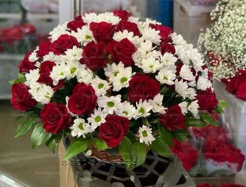 Корзина из живых цветов красные розы и хризантемы