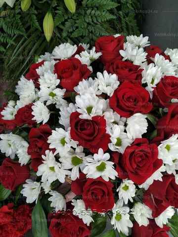 Корзина из живых цветов красные розы и хризантемы