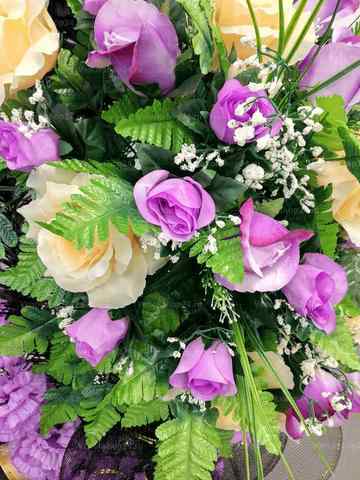 Венок из искусственных цветов розы, гвоздики