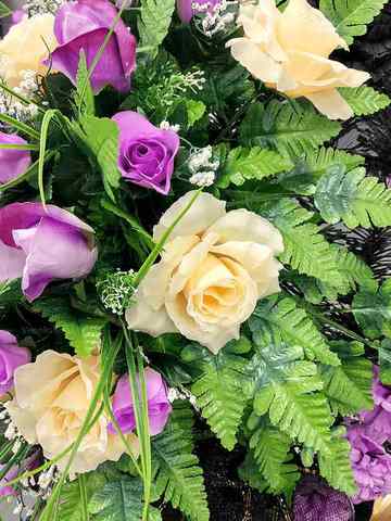 Венок из искусственных цветов розы, гвоздики