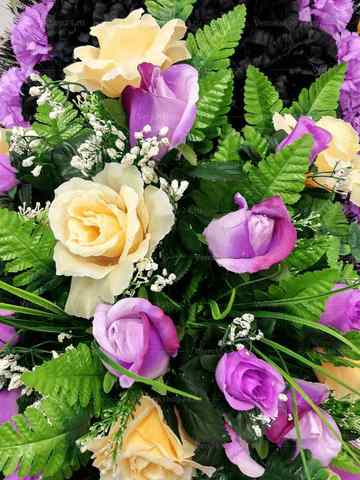 Венок из искусственных цветов розы, гвоздики