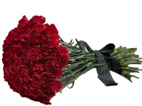 Траурный букет из красных гвоздик