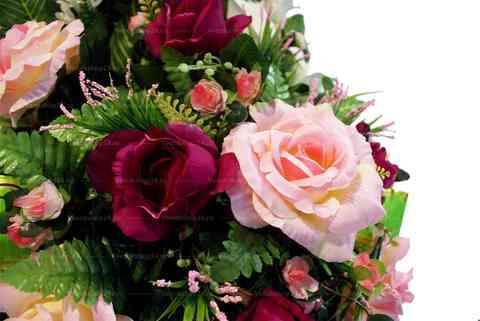 Венок из искусственных цветов розы, гвоздики, каллы