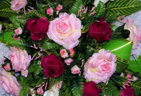 Венок из искусственных цветов розы, гвоздики, каллы