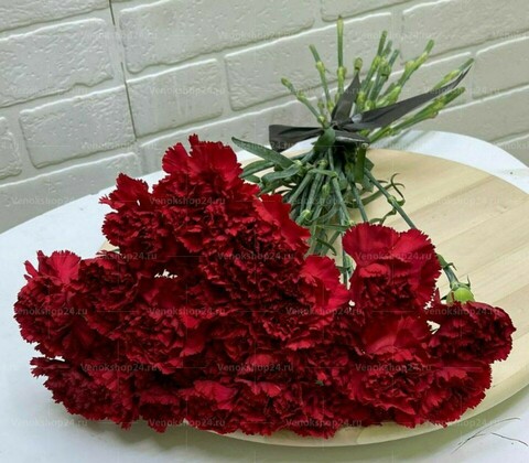 Траурный букет из 24 красных гвоздик