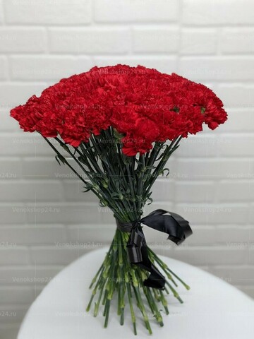 Букет из живых красных гвоздик