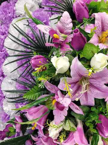 Венок из искусственных цветов розы, гвоздики, лилии