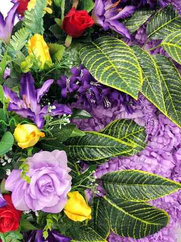 Венок из искусственных цветов розы, гвоздики, лилии