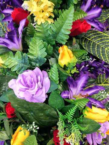 Венок из искусственных цветов розы, гвоздики, лилии