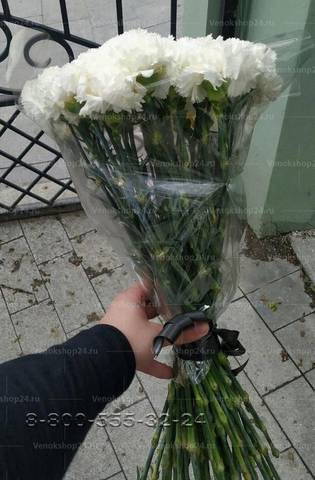 Букет из живых белых гвоздик