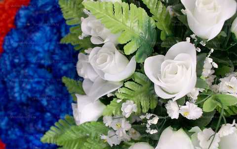 Венок из искусственных цветов розы, гвоздики