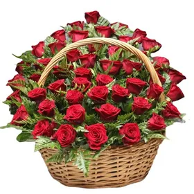 Ритуальная корзина из живых цветов 50 красных роз и папоротник