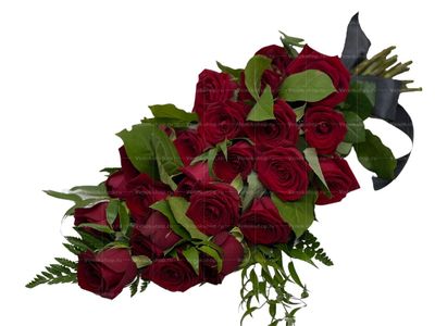 Траурный букет из 24 красных роз и папоротника
