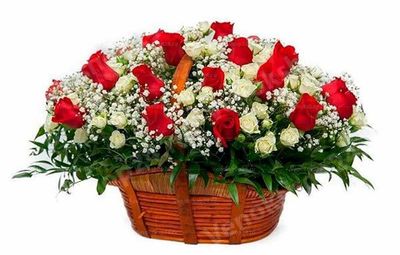 Ритуальная корзина из живых цветов 30 красных  роз и 20 белых роз