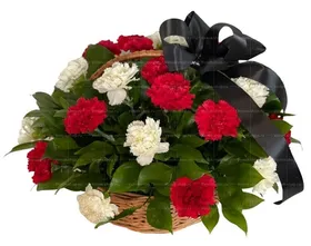 Ритуальная корзина живых цветов из 24 красных и белых гвоздик